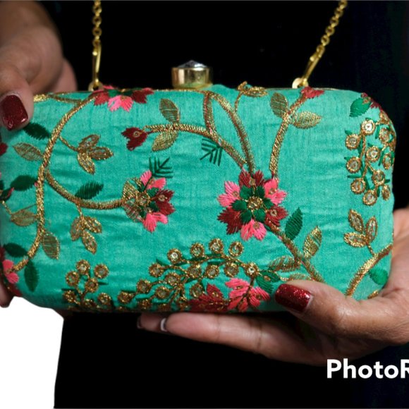 Green Clutch with  embroidery -hand made - Picture 4 of 8